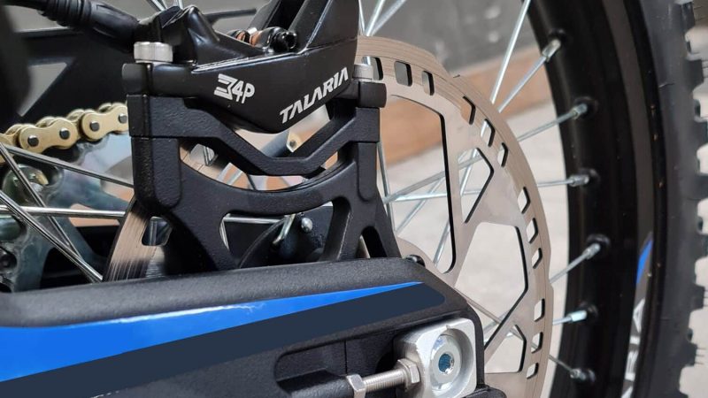 5-moto-electrique-talaria-sting-4000-offroad-freinage-oversized