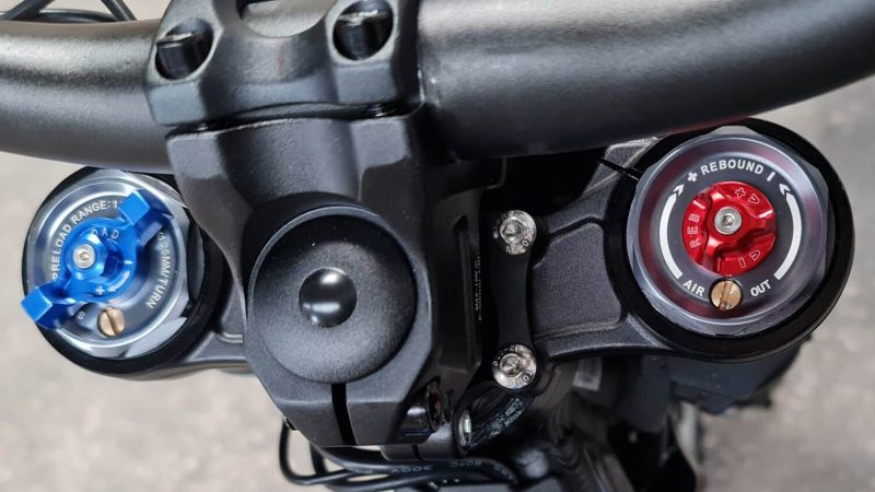 8-moto-electrique-talaria-sting-4000-offroad-reglages-fourche-factory